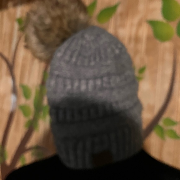 Adult pompom beanie CC. - Picture 4 of 4